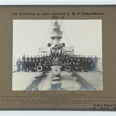 21、东亚舰队“沙恩霍斯特号”巡洋舰水兵在青岛合影.JPG