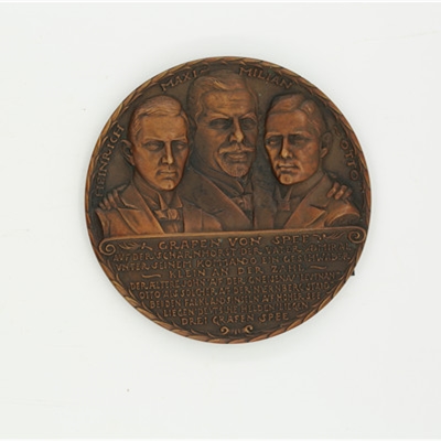 14、德国纪念冯·施佩父子三人在福克兰海战中殉国的大铜章.JPG